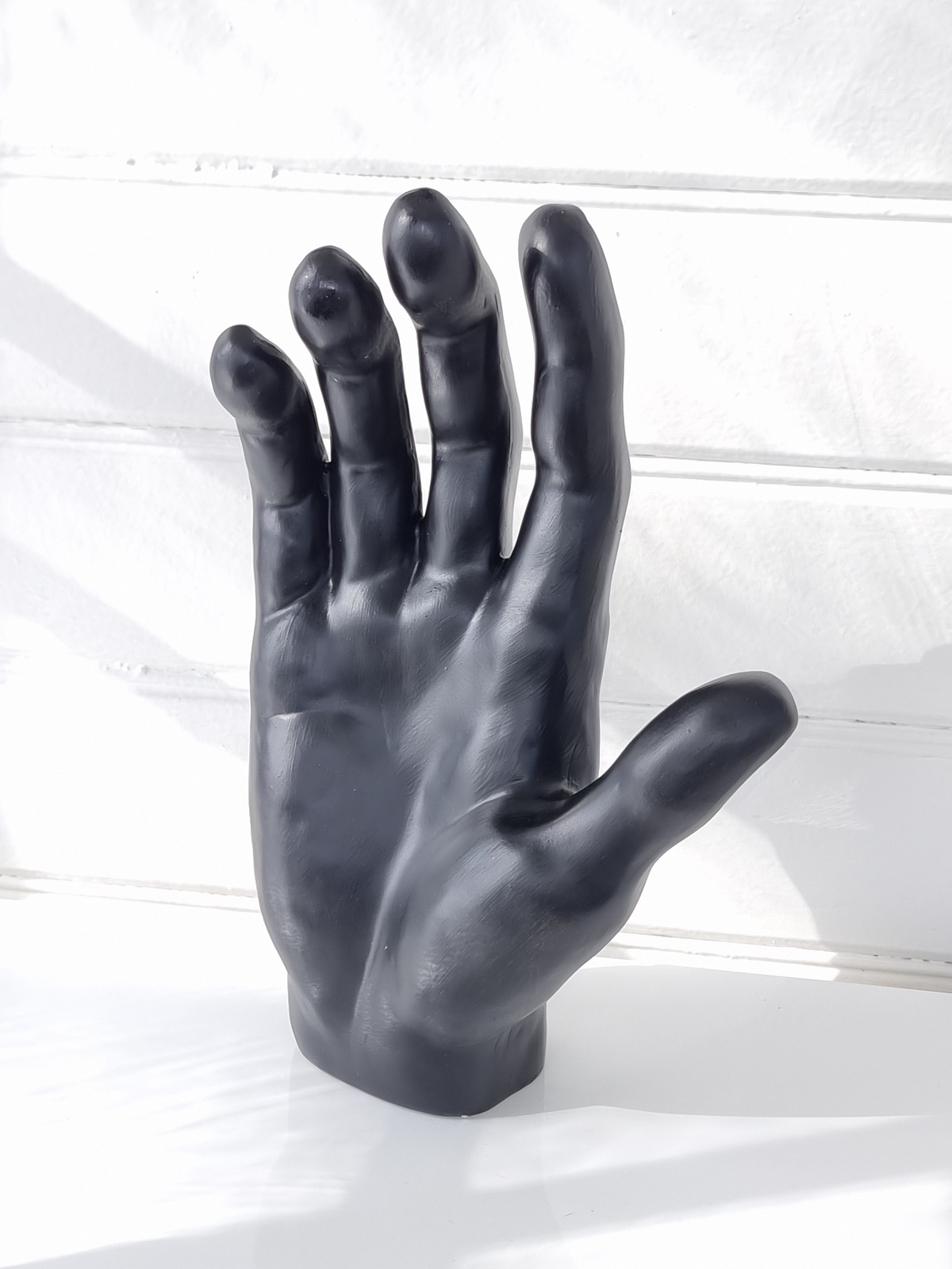 Stor svart hand för dekoration. Besök blickfång.se