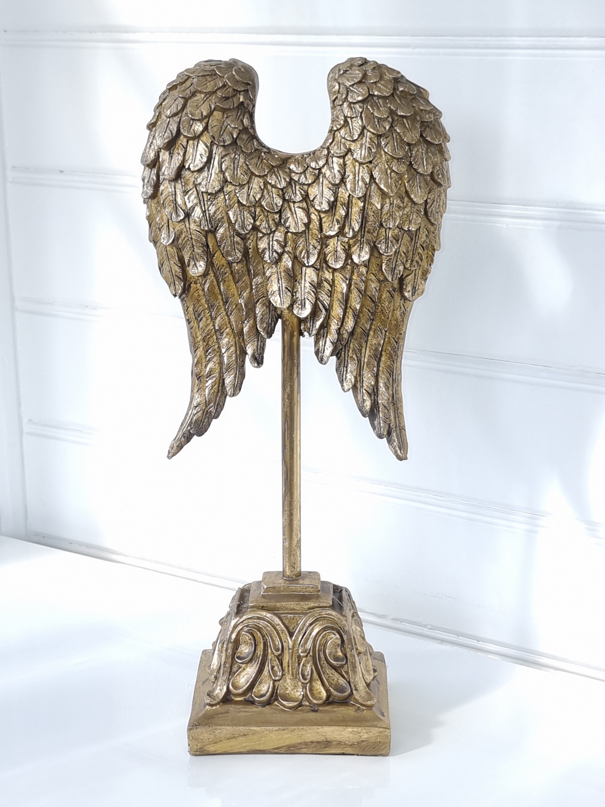 Detaljrika änglavingar i guld för dekoration. Besök Blickfång.se