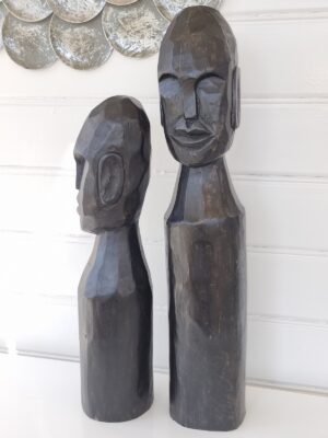 Svart träfigur för dekoration. Besök blickfång.se