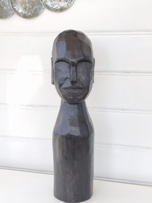 Svart träfigur för dekoration. Besök blickfång.se