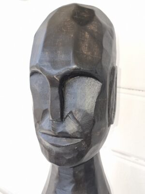 Svart träfigur för dekoration. Besök blickfång.se