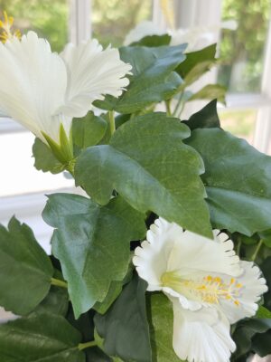 Konstgjord vit hibiscus i kruka. Besök blickfång.se