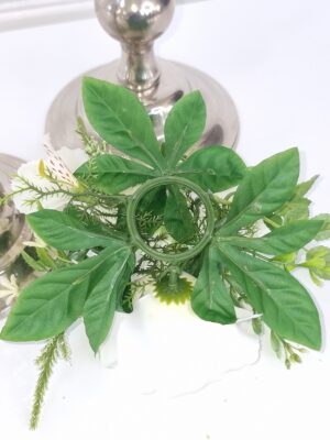 Fyllig ljusmanschett med olika vita blommor. Besök Blickfång.se