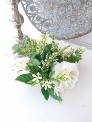 Fyllig ljusmanschett med olika vita blommor. Besök blickfång.se