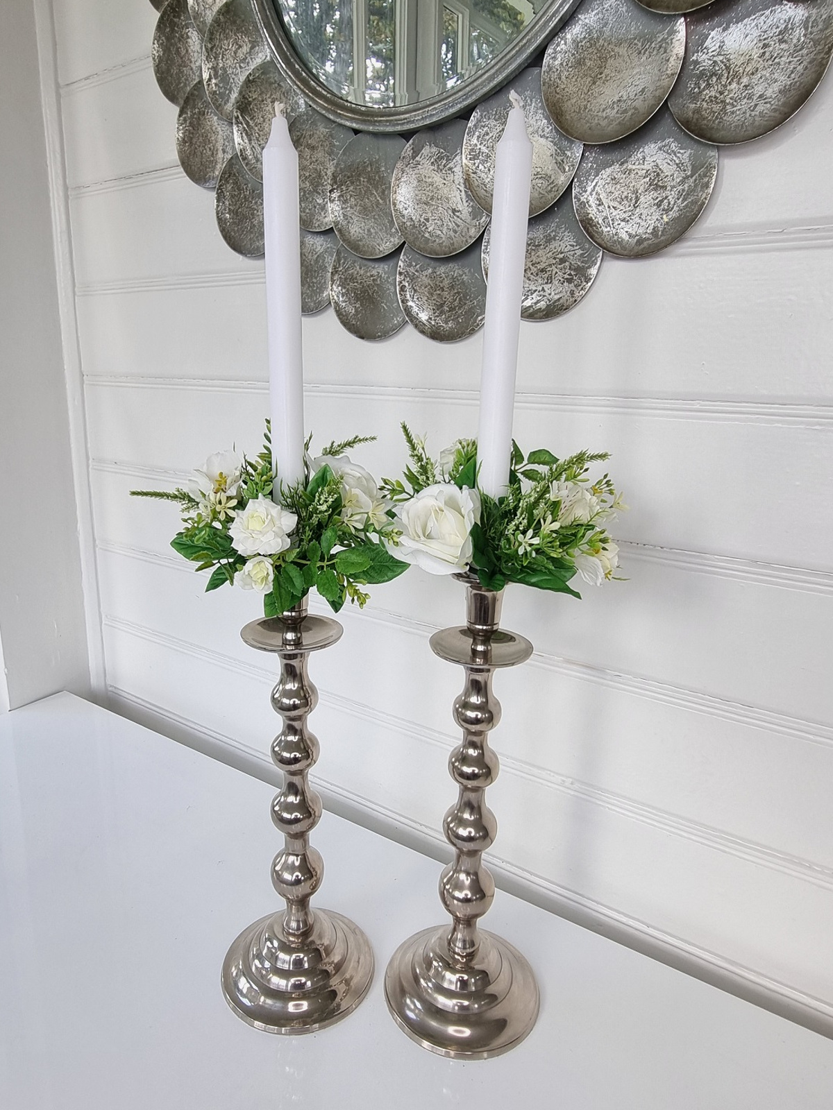 Fyllig Ljusmanschett Med Olika Vita Blommor Till Hemmet Fyllig Ljusmanschett Med Olika Vita Blommor Till Hemmet