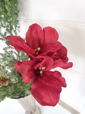 Röd konstgjord amaryllis på stjälk. Besök Blickfang.se
