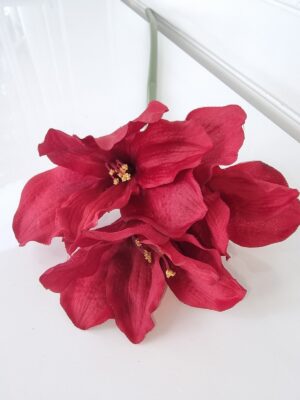 Röd konstgjord amaryllis på stjälk. Besök blickfang.se