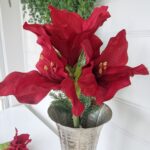 Röd konstgjord amaryllis på stjälk. Besök blickfang.se