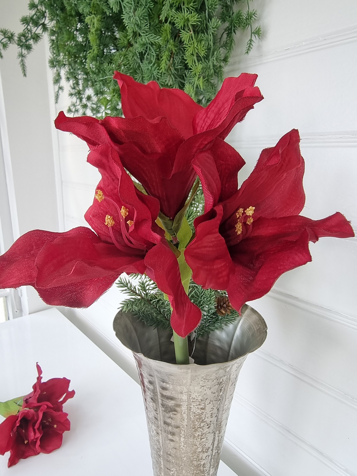 Röd konstgjord amaryllis på stjälk. Besök blickfang.se