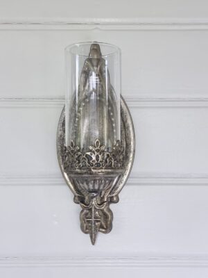 Väggljusstake i antik silver med glas cylinder. Besök Blickfang.se