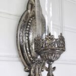 Väggljusstake i antik silver med glas cylinder. Besök Blickfång.se