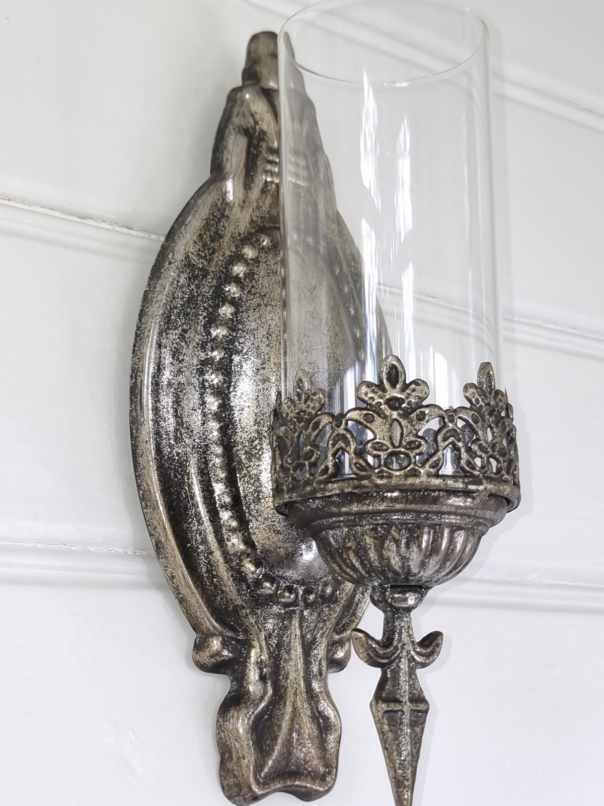 Väggljusstake i antik silver med glas cylinder. Besök Blickfång.se