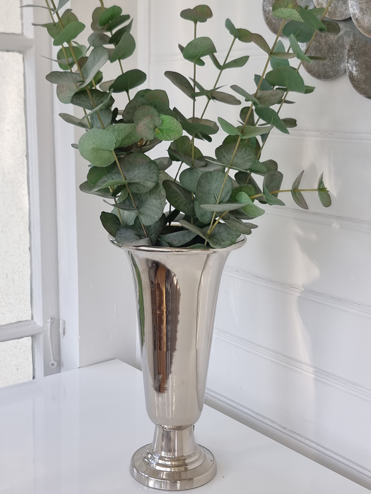 Hög vas på fot i silver. Besök Blickfang.se