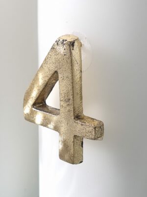 Adventssiffror i guld metall ruff yta. Besök blickfång.se
