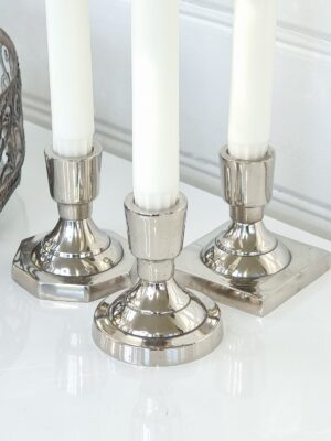 Ett set om tre små ljusstakar i silver. Besök Blickfång.se