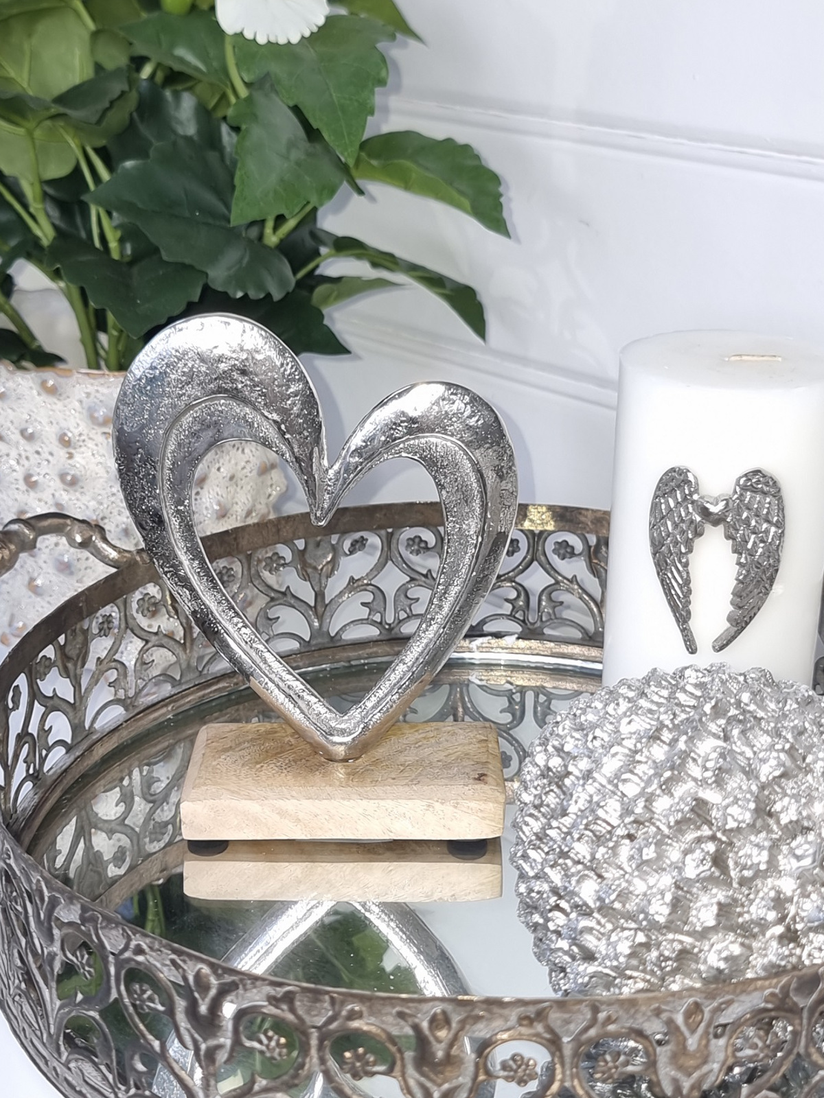 Hjärta i silver på fot dekoration. Besök blickfång.se