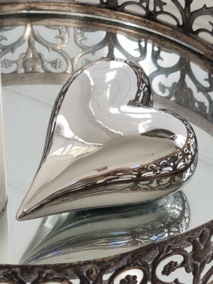 Hjärta liggande i silver för dekoration. Besök Blickfang.se