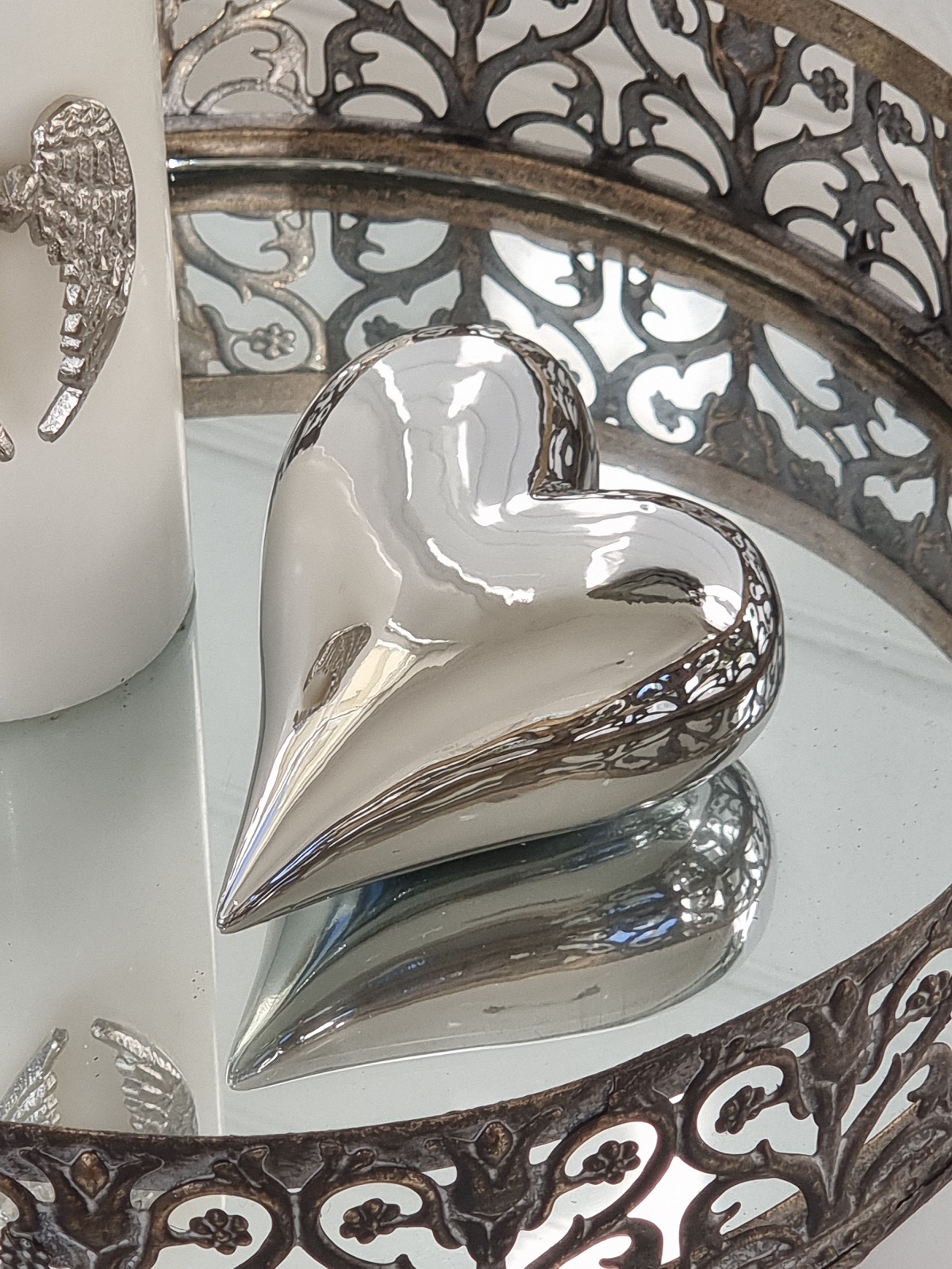 Hjärta liggande i silver för dekoration. Besök Blickfang.se
