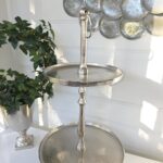 Högt våningsfat kakfat i silver. Besök blickfång.se