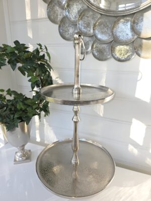 Högt våningsfat kakfat i silver. Besök blickfång.se