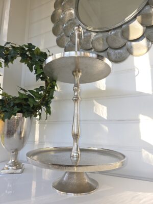 Högt våningsfat kakfat i silver. Besök blickfång.se