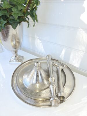 Högt våningsfat kakfat i silver. Besök blickfång.se