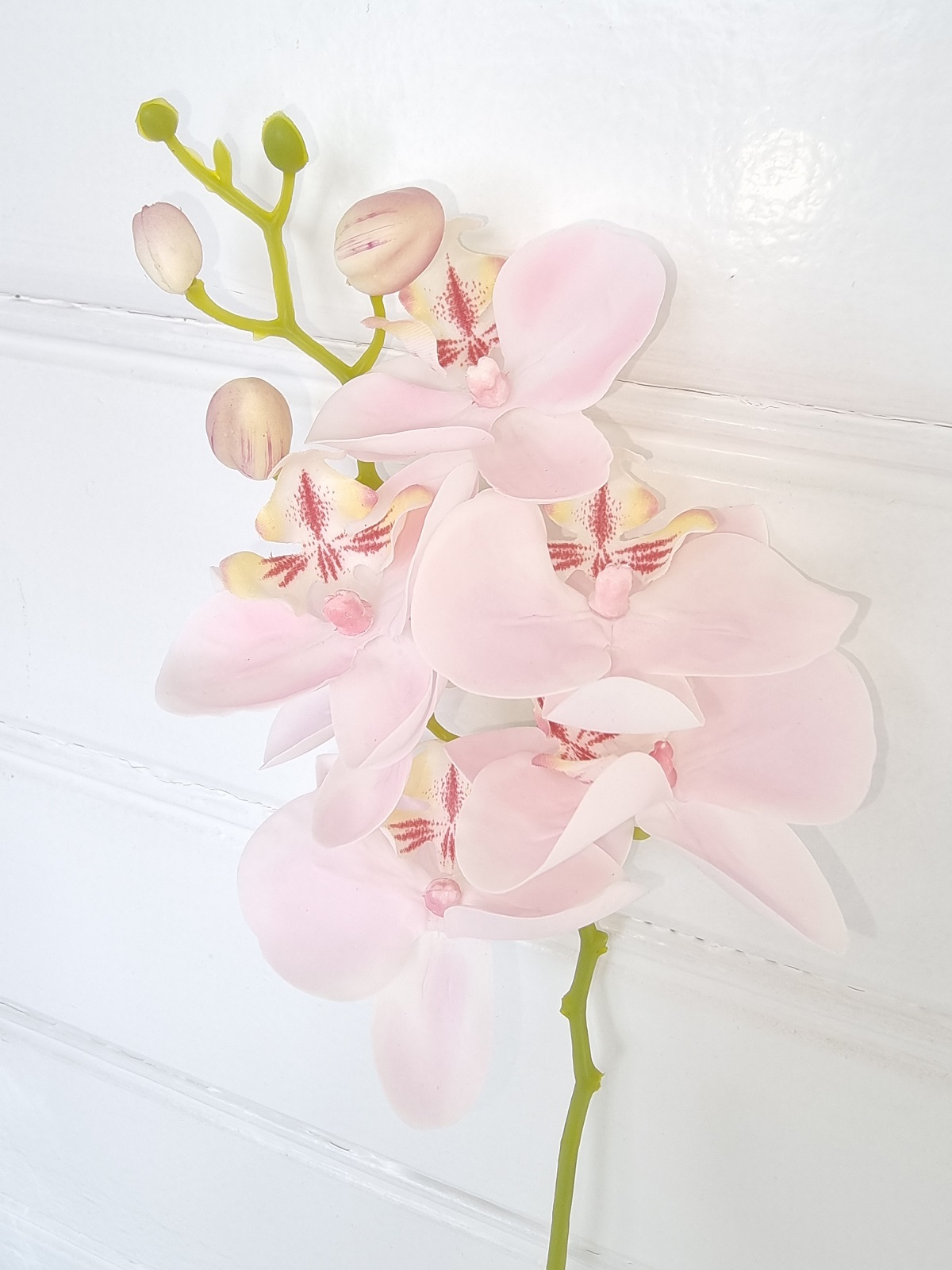 Konstgjord-rosa-orkidé-blomma-pa-stjalk-1