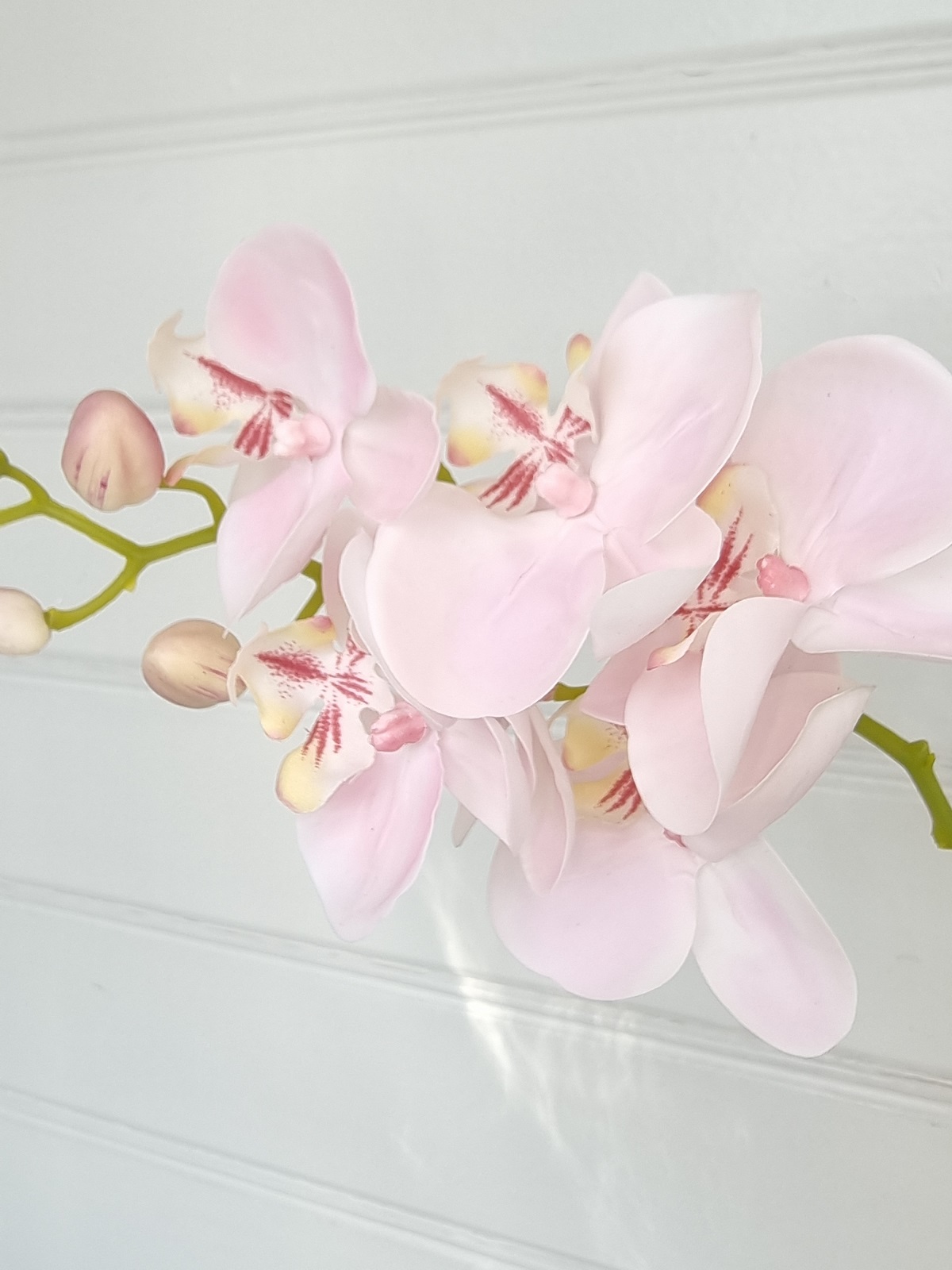 Konstgjord rosa orkidé blomma på stjälk. Besök Blickfang.se