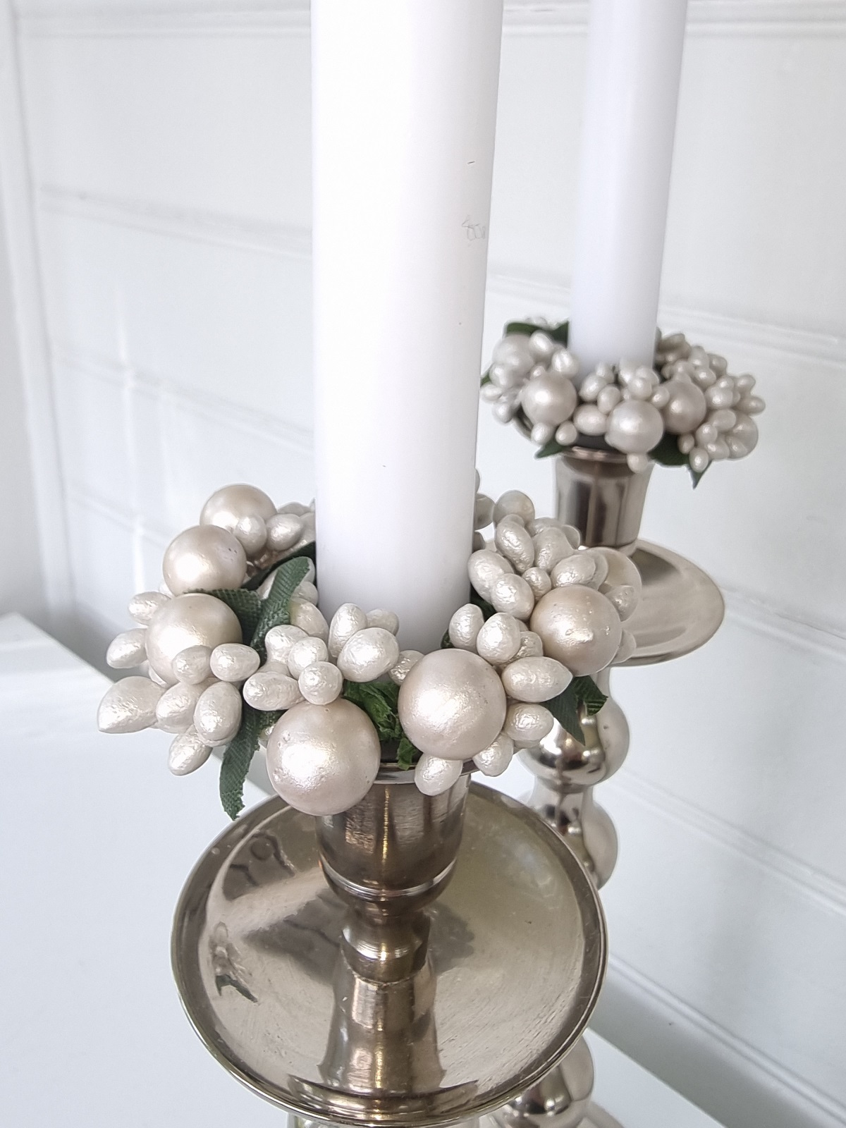Ljusmanschett med vita pärlor. Besök Blickfång.se