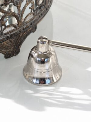 Ljussläckare i blank silver metall. Besök Blickfång.se