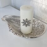 Ljussmycke pin blomma med strass. Besök blickfång.se