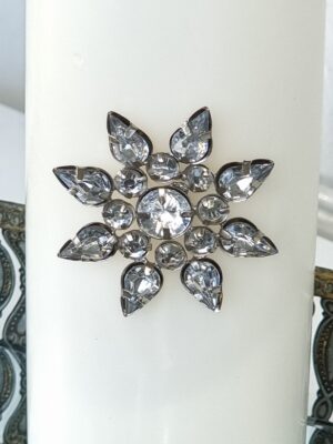 Ljussmycke pin blomma med strass. Besök blickfång.se