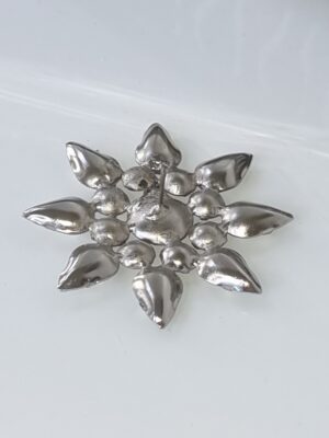 Ljussmycke pin blomma med strass. Besök Blickfång.se