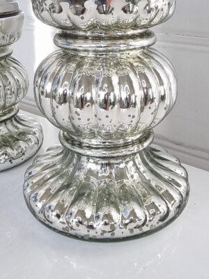 Blockljusstake i fattigmanssilver shabby chic. Besök Blickfang.se