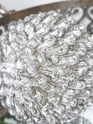 Kotte dekoration i silver. Besök Blickfång.se
