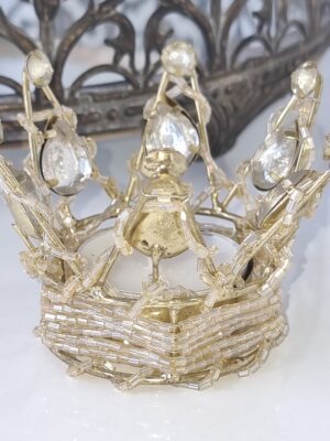 Ljuskrona i guld till värmeljus. Besök Blickfång.se