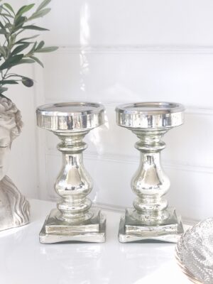 Blockljusstake par i silver lantlig stil. Besök blickfång.se