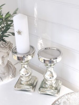 Blockljusstake par i silver lantlig stil. besök blickfång.se