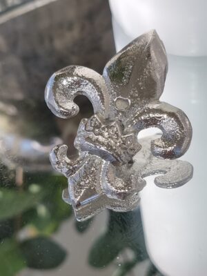 Ljussmycke fransk lilja i silver. Besök blickfång.se