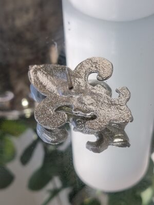 Ljussmycke fransk lilja i silver. Besök Blickfång.se