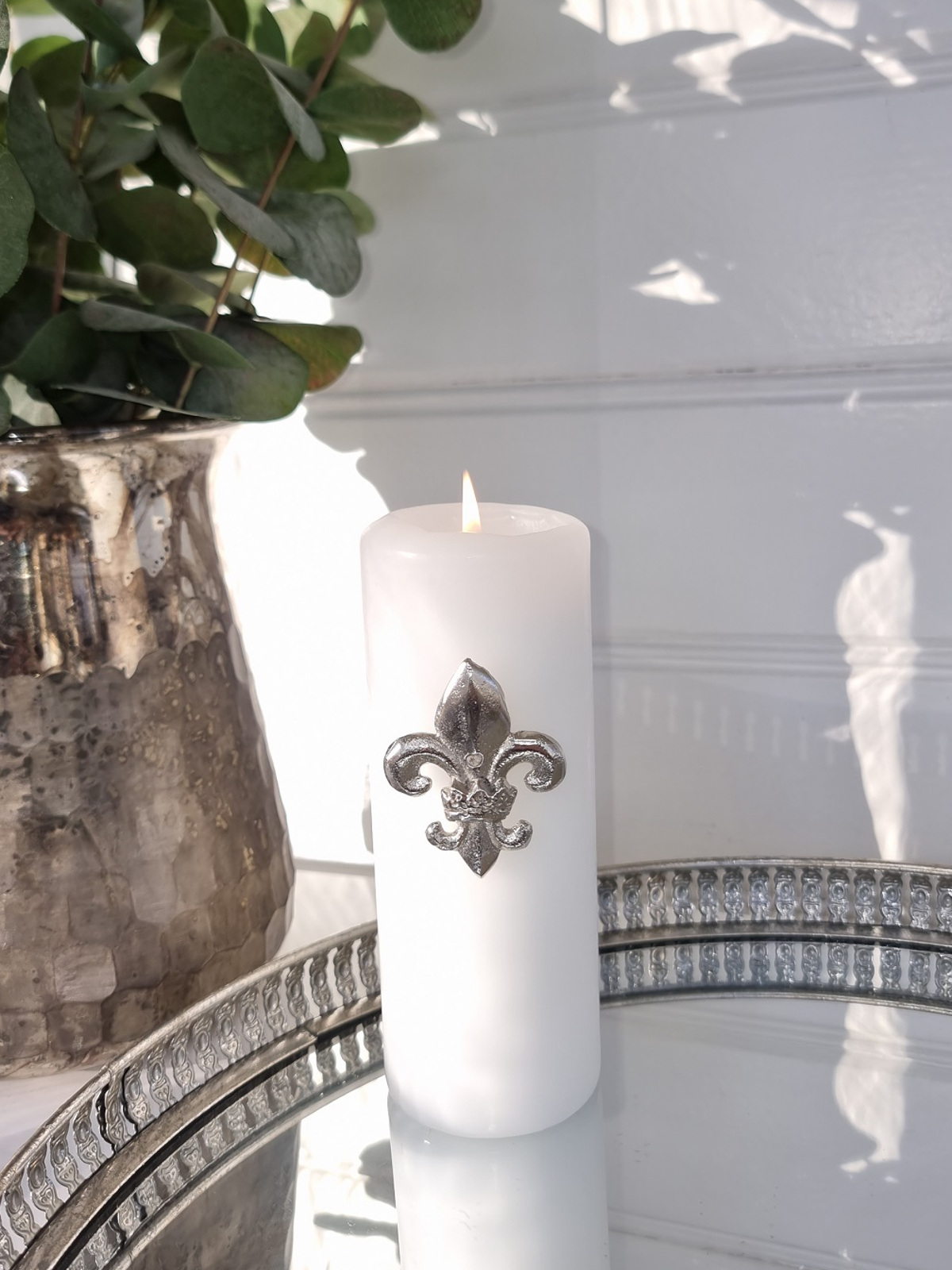 Ljussmycke fransk lilja i silver. Besök blickfång.se