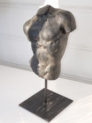 Torso man på stativ för dekoration. Besök Blickfång.se