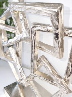 Kantig stor skulptur i silver för dekoration. Besök blickfång.se