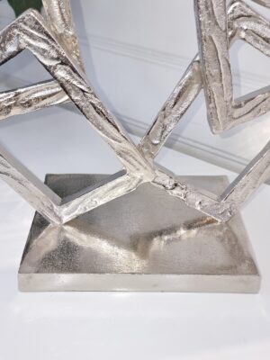 Kantig stor skulptur i silver för dekoration. Besök Blickfång.se