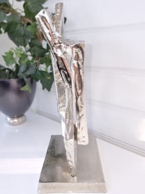 Kantig stor skulptur i silver för dekoration. Besök Blickfång.se