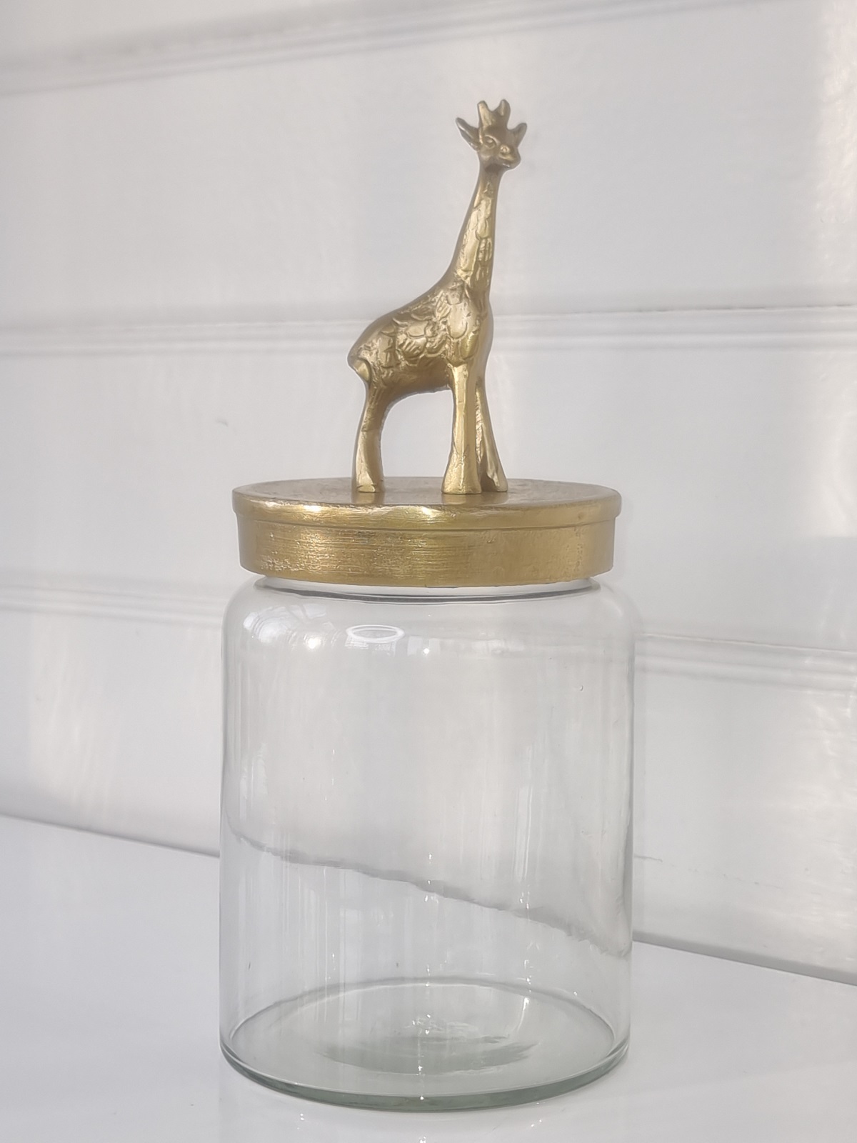 Glasburk med lock i guld med giraff. Besök Blickfång.se