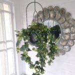 Ampel till blommor i svart metall. Besök Blickfång.se