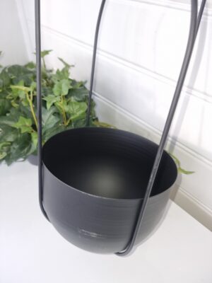 Ampel till blommor i svart metall. Besök Blickfång.se