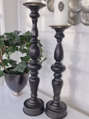 Blockljusstake par i svart metall. Besök Blickfång.se