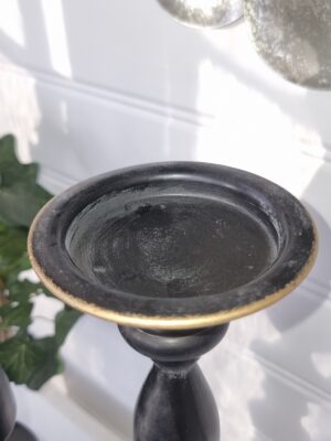 Blockljusstake par i svart metall. Besök Blickfång.se